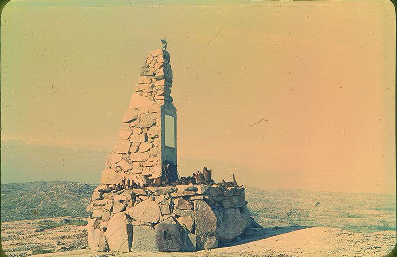 Памятник на вершине хребта